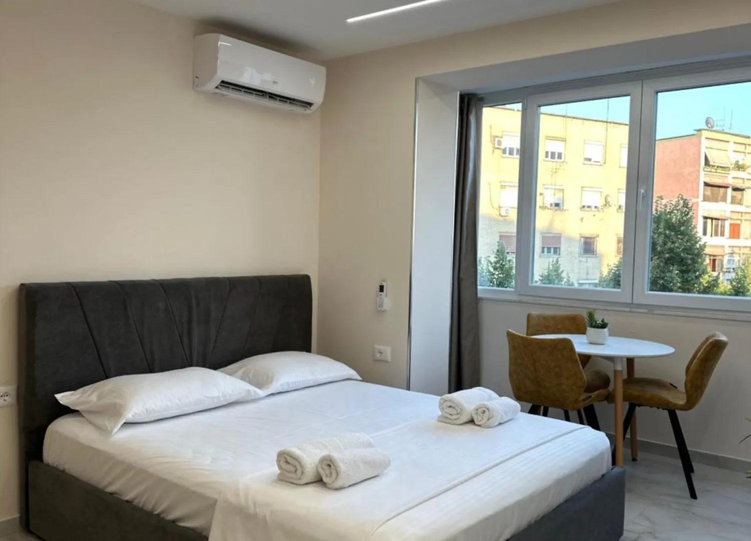 Azure Apartments 4 Тирана Албания